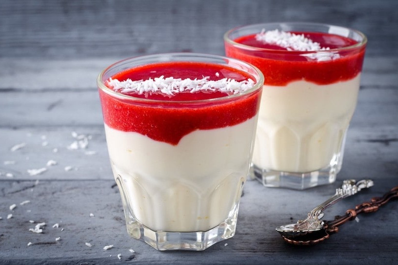 Jogurtowa panna cotta z sosem truskawkowym